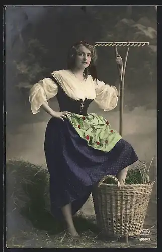 Foto-AK R & K / L Nr. 4058/3: Junge Bäuerin auf dem Feld