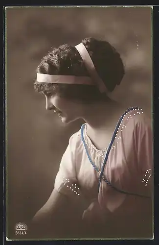 Foto-AK R & K / L Nr. 5634/4: Junges Mädchen blickt verträumt in die Ferne