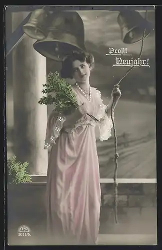 Foto-AK R & K / L Nr. 5011/5: Junge Frau läutet die Kirchenglocken, Prosit Neujahr!