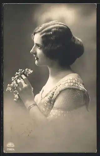 Foto-AK R & K / L Nr. 5340/4: Nachdenkliches Mädchen hält Blumen in der Hand