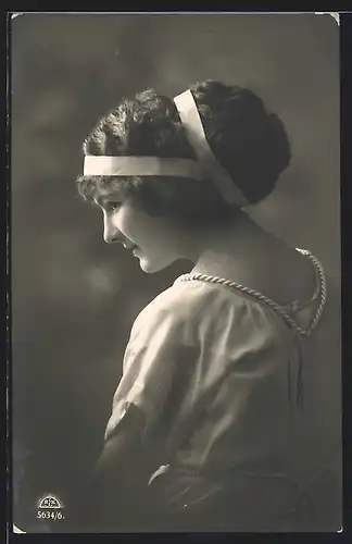 Foto-AK R & K / L Nr. 5634/6: Junge Frau blickt nachdenklich in die Ferne