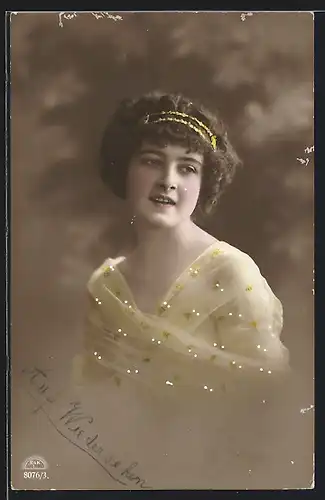 Foto-AK R & K / L Nr. 8076/3: Junges Mädchen blickt lächelnd in die Ferne