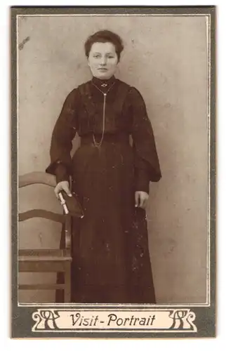Fotografie unbekannter Fotograf und Ort, Junge dunkelhaarige Frau im schwarzen Kleid und mit Kette