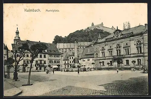 AK Kulmbach, Marktplatz mit Geschäften und Brunnen