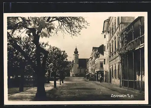 AK Aschach a. d. D., Strassenpartie mit Blick zur Kirche