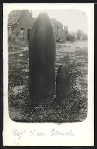 Foto-AK Zwei Blindgänger, 28 cm und 7,5 cm Granaten