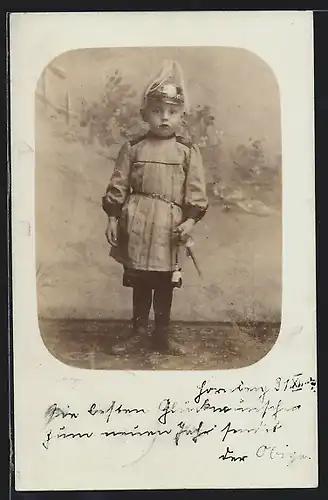 Foto-AK Kleinkind mit Pickelhaube und Degen