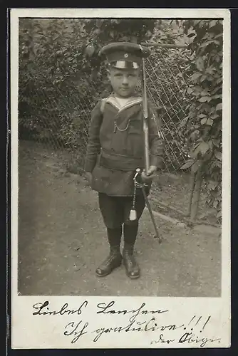 Foto-AK Knabe mit Uniformmütze, Gewehr und Degen