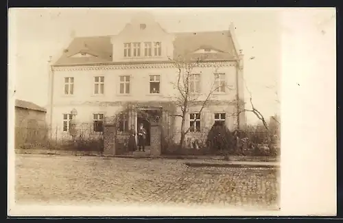 Foto-AK Vitzenburg, Paar vor einem Wohnhaus stehend, Rolf & Günthers Wohnhaus