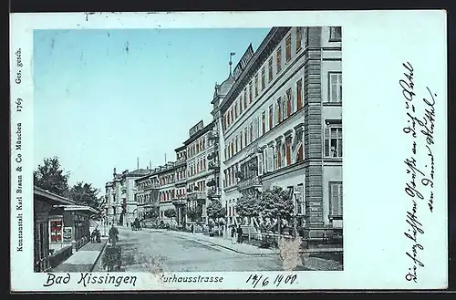 Lithographie Bad Kissingen, Kurhausstrasse, Gebäude mit leuchtenden Fenstern