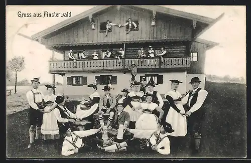 AK Finsterwald, Bayerische Trachtengruppe vor einem Haus