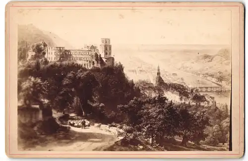 Fotografie Franz Richard, Heidelberg, Ansicht Heidelberg, romantische Ansicht nach der Stadt mit dem Schloss nach Gemälde