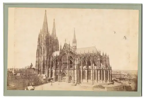 Fotografie unbekannter Fotograf, Ansicht Köln, der Kölner Dom mit Wohnhäusern