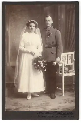 Fotografie M.Walther, Seifhennersdorf, Soldat in Uniform Rgt. XII 15 mit Pickelhaube Sachsen nebst Braut, Kriegshochzeit