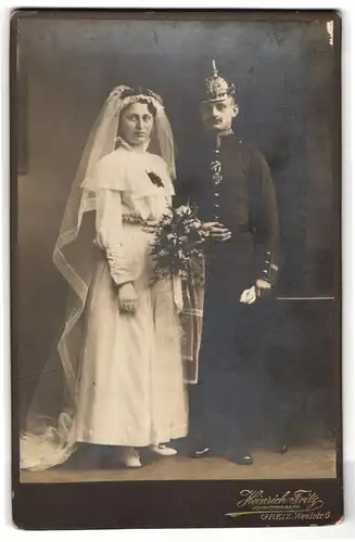 Fotografie Heinrich Fritz, Greiz, preussischer Soldat in Uniform mit Pickelhaube, Eisernes Kreuz, Kriegshochzeit