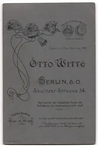 Fotografie Otto Witte, Berlin, Uffz. in Garde Uniform mit Orden und Schützenschnur, nebst seiner Frau