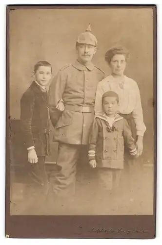 Fotografie Adolph Richter, Leipzig, Soldat in Feldgrau Uniform Rgt. 58 mit Pickelhaube Tarnbezug, nebst Familie