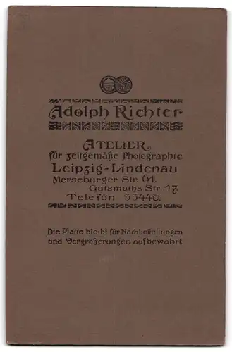 Fotografie Adolph Richter, Leipzig, Soldat in Feldgrau Uniform Rgt. 58 mit Pickelhaube Tarnbezug, nebst Familie