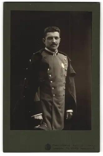 Fotografie Max Höfele, München, Eisenbahner in Uniform mit Orden und Uniformmantel