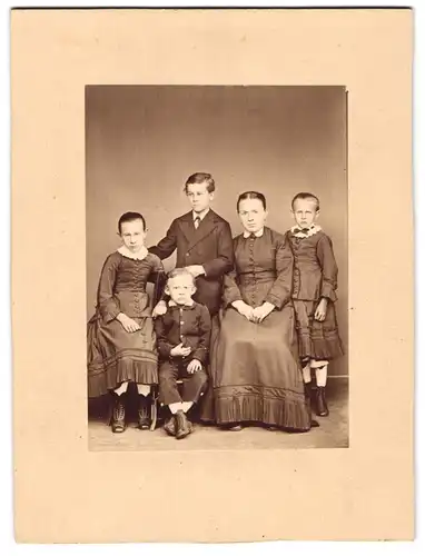 Fotografie unbekannter Fotograf und Ort, junger Mutter mit ihren vier Kindern im Atelier, Gründerzeit