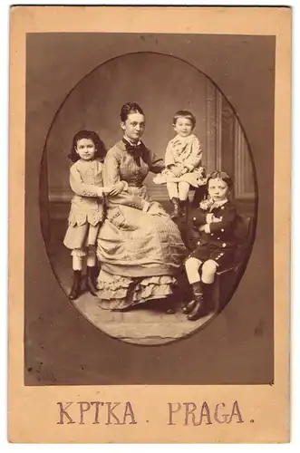 Fotografie K. Ptak, Prag, junge Mutter mit ihrem drei Kindern im Atelier, Mutterglück