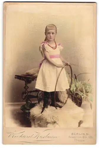 Fotografie Ricahrd Kasbaum, Berlin, niedliches Mädchen im weissen Kleid mit rosa Schleifen, Handkoloriert