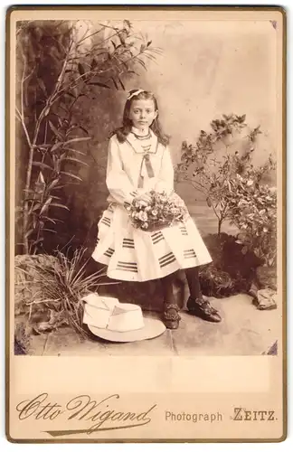 Fotografie Otto Wiegand, Zeitz, hübsches junges Mädchen im hellen Kleid mit Blumenkorb, Studiokulisse