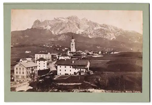 Fotografie unbekannter Fotograf, Ansicht Cortina d`Ampezzo, Blick in den Ort mit Monte Tofana