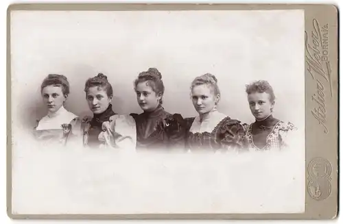 Fotografie Atelier Weber, Borna i. Sa., fünf junge Frauen aus Sachsen Schulter an Schulter aufgereiht