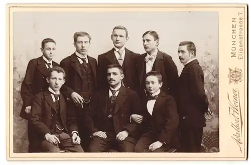 Fotografie Adalbert Werner, München, Gruppenfoto mit acht jungen Herren und Knaben in Anzügen