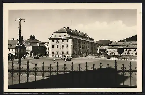 AK Novy Bor, Strassenpartie mit Passanten