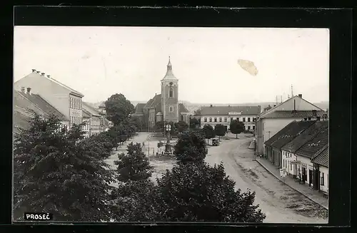 AK Prosec, Strassenpartie mit Kirche und Denkmal