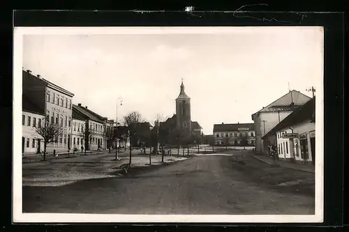 AK Prosetsch, Strassenpartie mit Kirche und Denkmal