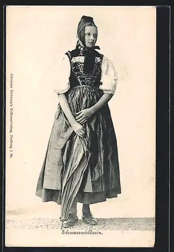 AK Schwarzwälderin in Tracht mit einem Schirm