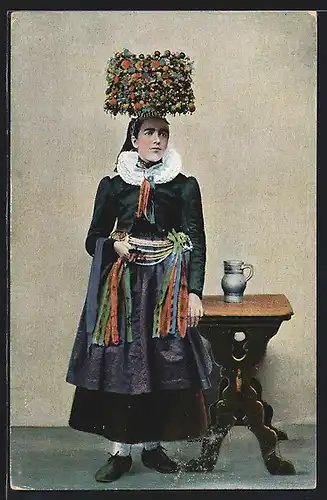 AK Frau in Schwarzwälder Tracht an einem Tisch