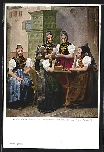 AK Badische Volkstrachten, Schwarzwälderinnen aus dem Amte Neustadt, Mädchen in Schwarzwälder Tracht in der Stube