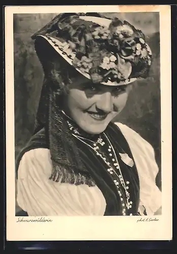 AK Junge Schwarzwälderin in Trachtenkleidung