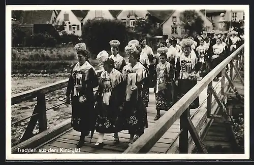 AK Kinzigtal, Frauen in Tracht auf einer Brücke