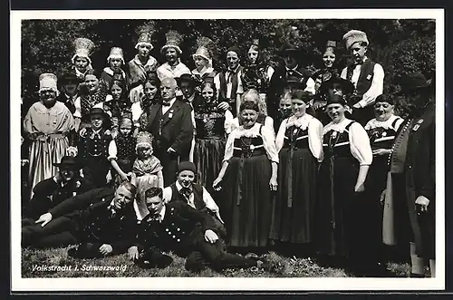 AK Gruppenbild in Volkstracht im Schwarzwald