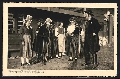 AK Elztäler Männer und Frauen vor dem Haus, Schwarzwälder Tracht