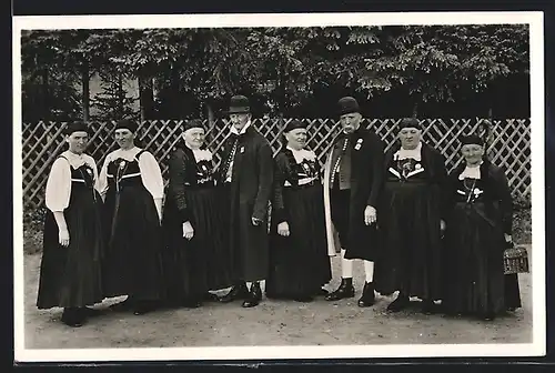 AK Schwenningen, Männer und Frauen in Tracht