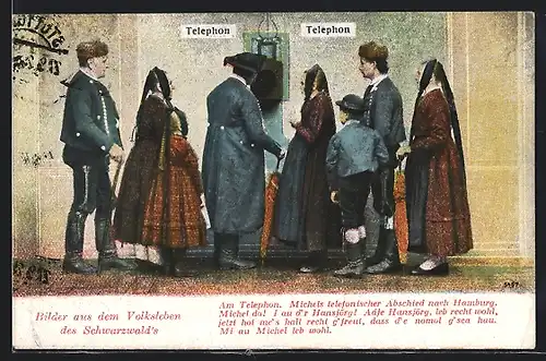 AK Rückenansicht von Schwarzwäldern in Tracht am Telefon
