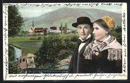 AK Mann und Frau vor Ortskulisse in Schwarzwälder Tracht