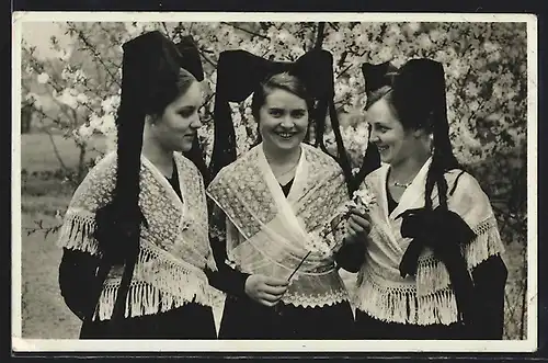 AK Drei Mädchen aus dem Kaiserstuhl in schwarzwälder Trachten
