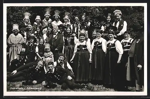 AK Gruppenbild in Volkstracht im Schwarzwald
