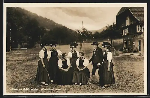 AK Gutacherinnen vor dem Haus in Schwarzwälder Tracht