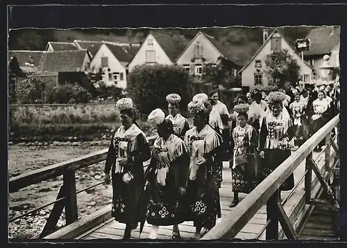 AK Kinzigtal, Frauen laufen über eine Brücke, Schwarzwälder Tracht
