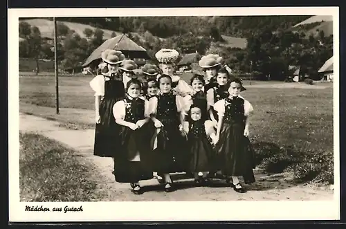 AK Gutach, Mädchen in Schwarzwälder Tracht