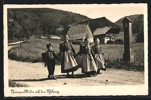 AK Schwarzwaldkinder auf dem Schulweg, Schwarzwälder Tracht