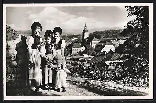 AK Tiengen /Oberrhein, Frauen mit Kind in Klettgauer Trachten, Im Hintergrund Kirche